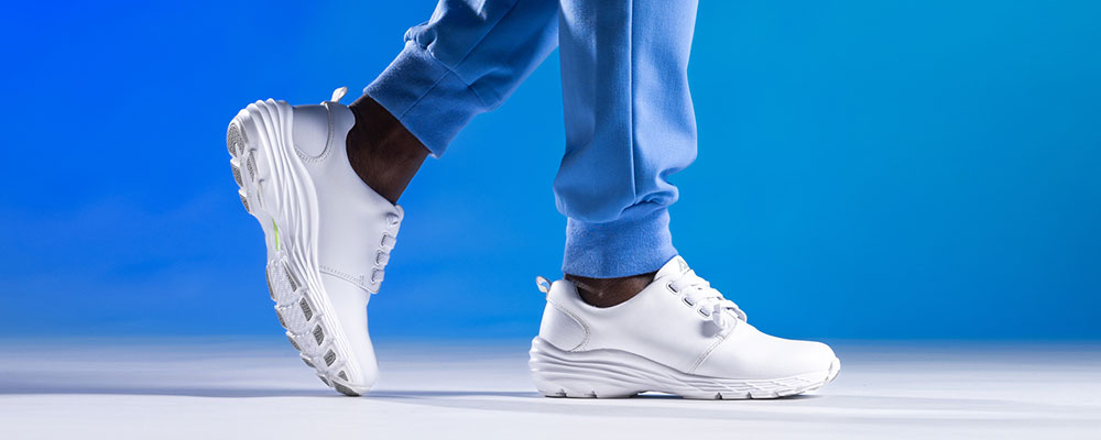 Una mujer que lleva las Align&trade; Velocity en color blanco.