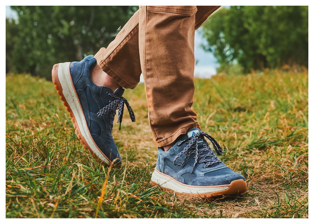 Un hombre que lleva la zapatilla Breck en color azul tormenta.